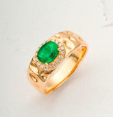 Emerald Hammered 18K Yellow Gold Ring with Diamond