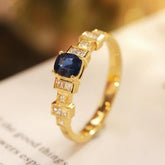 Art Deco Royal Sapphire Ring in 18K Gold with Princess-Cut Diamonds