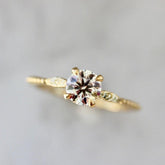 1.02ct Round Brilliant Cut Diamond Engagement Ring in 18K Yellow Gold