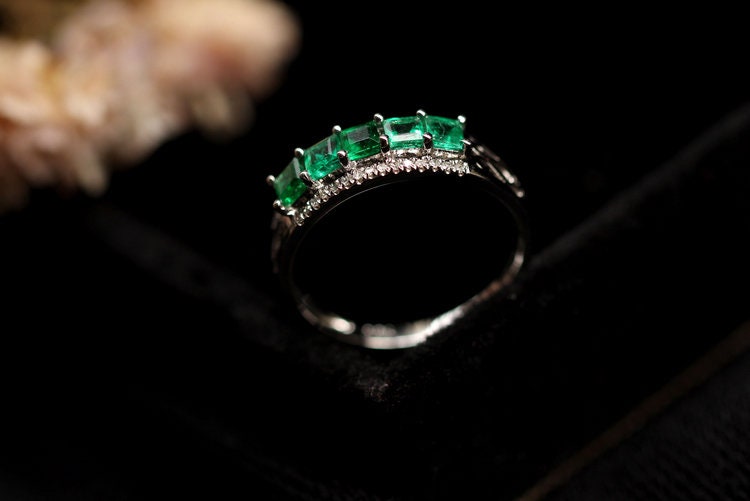 2.25ct Emerald Horizontal Stone Ring with Diamond in 18K White Gold