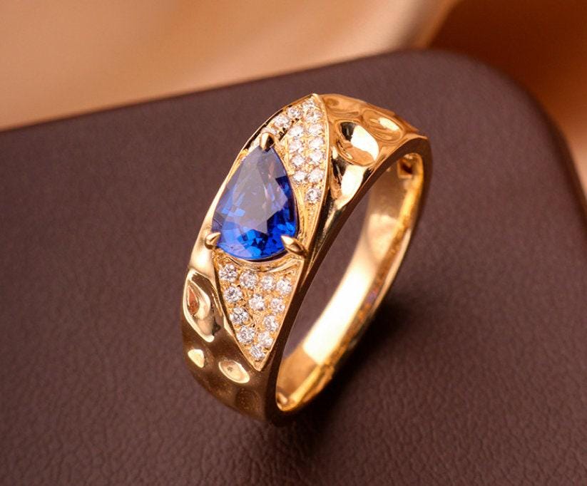 Cornflower Blue Sapphire 18K Gold Hammered Ring