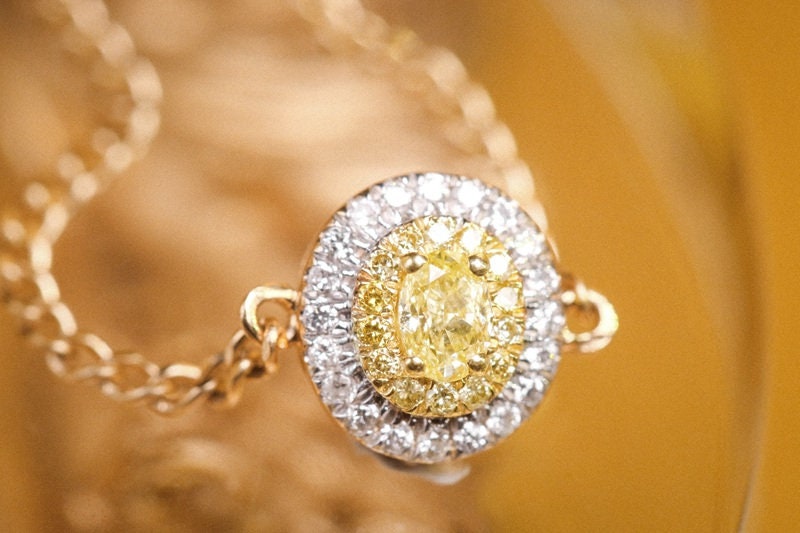 Fancy Yellow Diamonds Chain Ring in 18K Yellow Gold