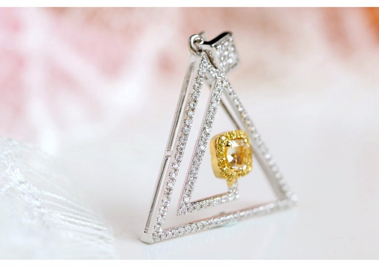 Fancy Yellow Diamonds Pyramid Necklace in 18K Yellow Gold