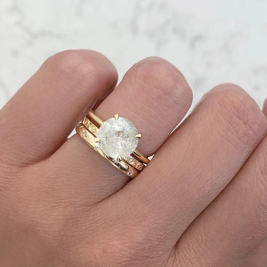 White Diamond Star Engraved in 18K Yellow Gold