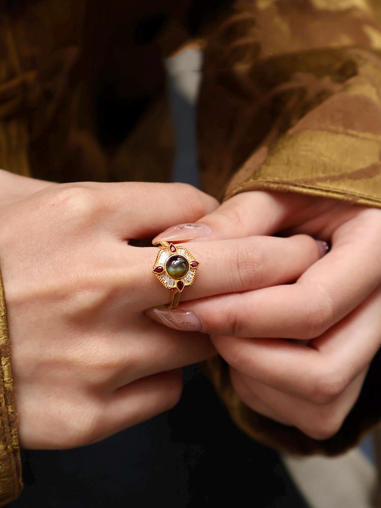 Chrysoberyl Cat's Eye Ring in 18K Gold with Art Deco Design