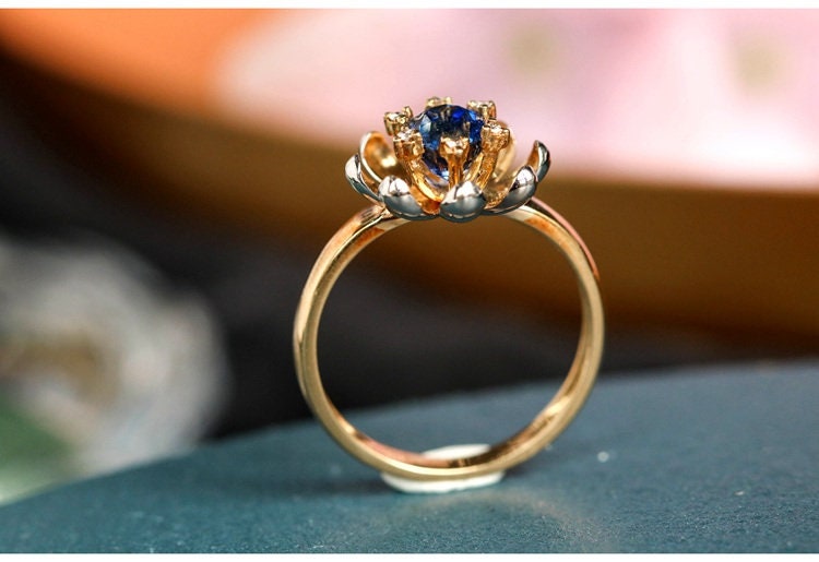 Engraved Flower Ring with Blue Sapphire - 18K Yellow Gold