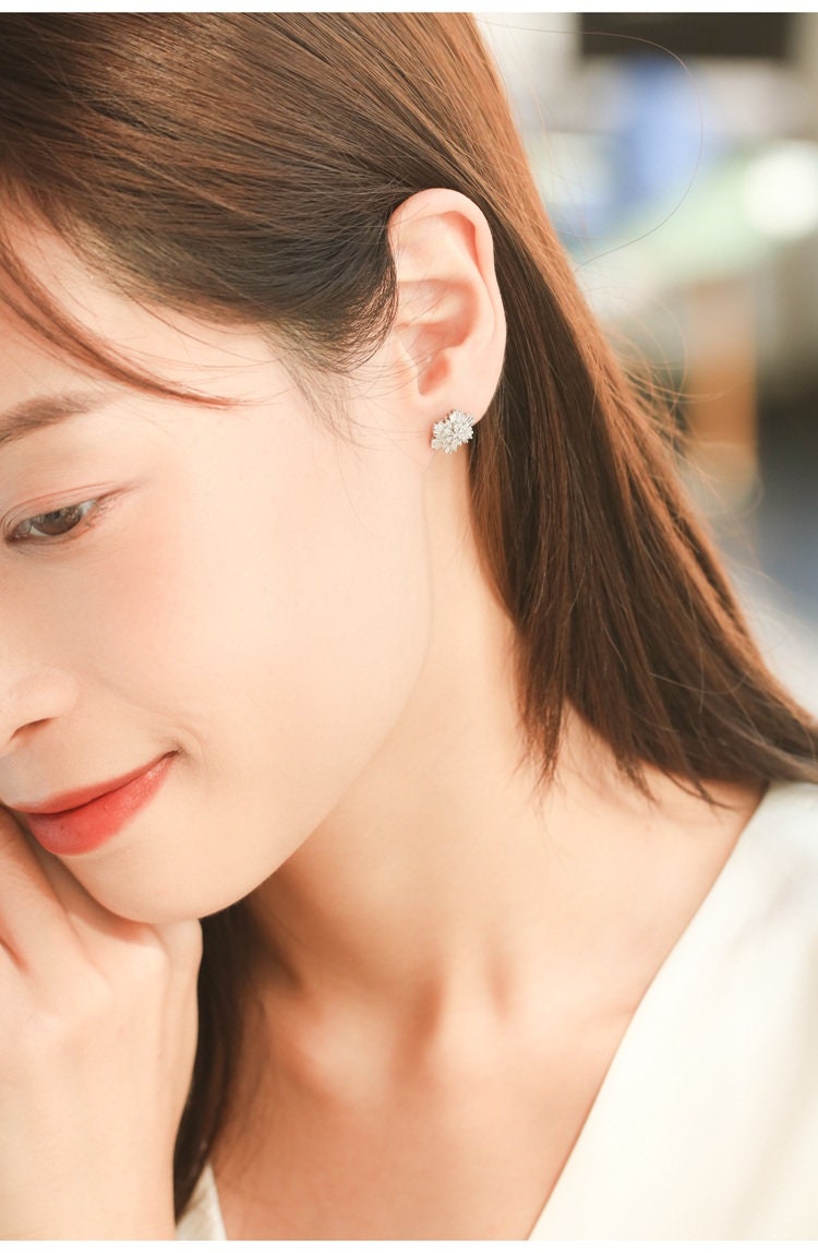 Sakura Desing Diamonds Studs Earrings in 18K White Gold