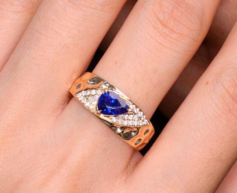 Cornflower Blue Sapphire 18K Gold Hammered Ring