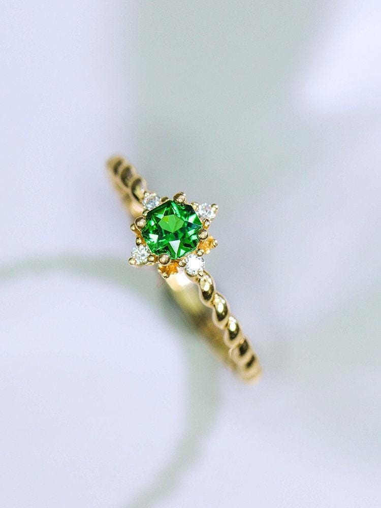 Tsavorite Asscher Cut & Diamond Twisted Ring in 18K Gold