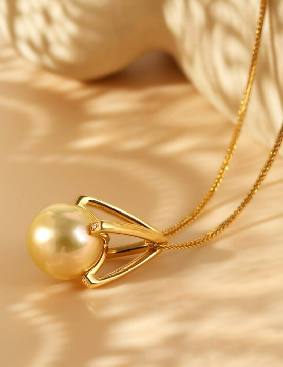 Conical Design Pendant with South Sea Golden Pearl – 18K Gold