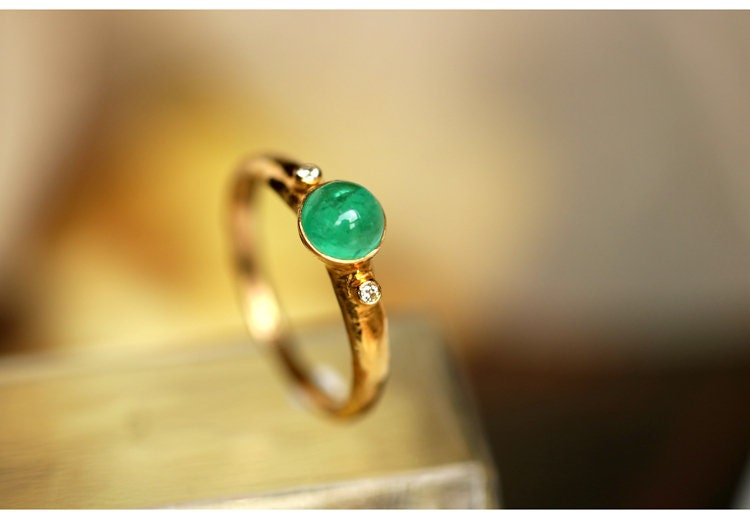 6x6mm Emerald Cabochon Cut Vintage Ring in 18K Yellow Gold