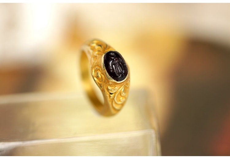 Black Garnet Engraved 22K Gold Vintage Ring - 22K Gold Vintage Vintage Jewelry