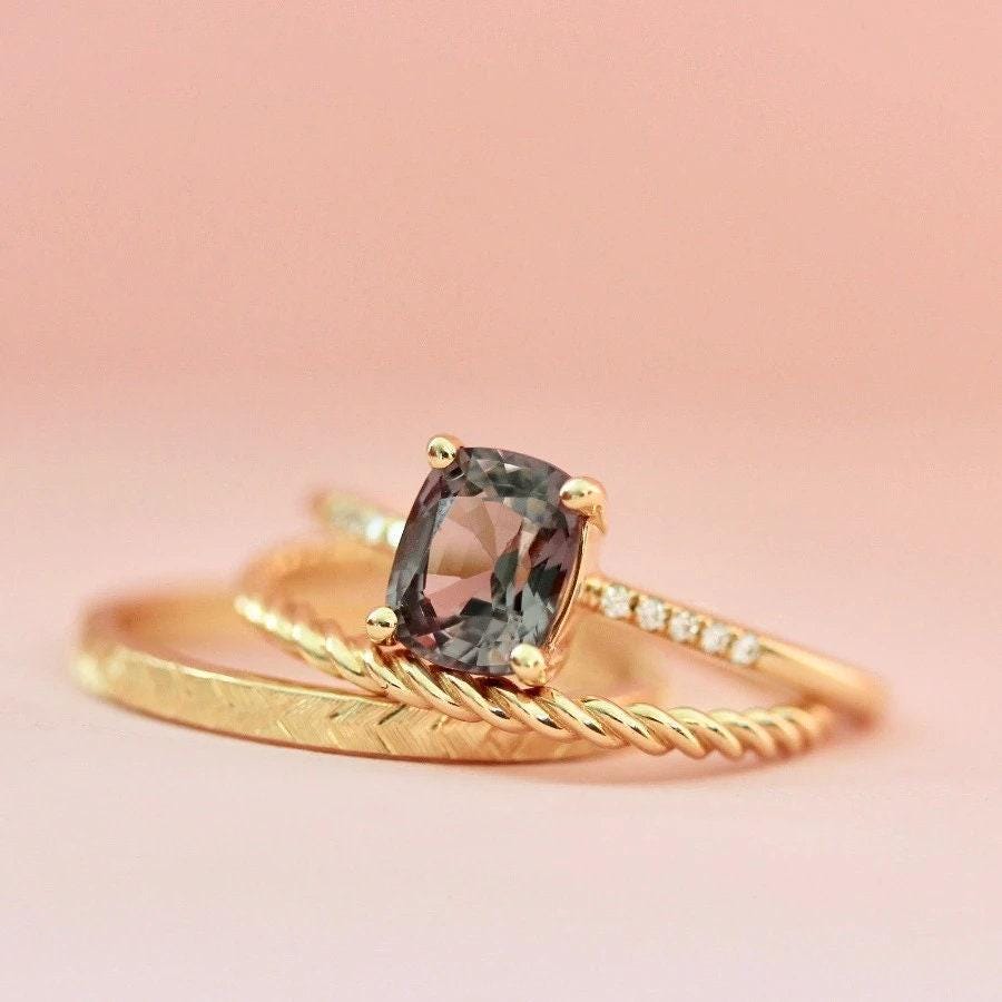 1.2ct Purple Lavender Spinel & Diamonds Ring - 18K Yellow Gold