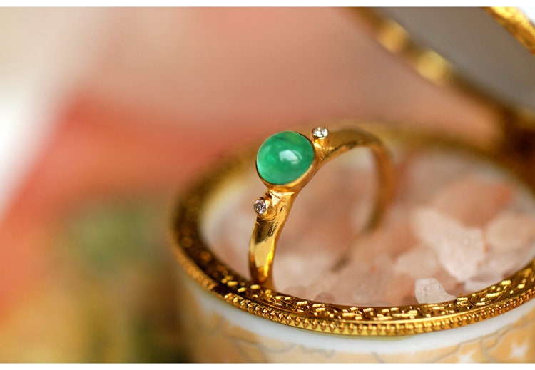 6x6mm Emerald Cabochon Cut Vintage Ring in 18K Yellow Gold
