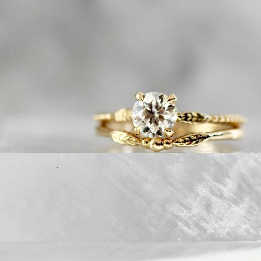 1.02ct Round Brilliant Cut Diamond Engagement Ring in 18K Yellow Gold