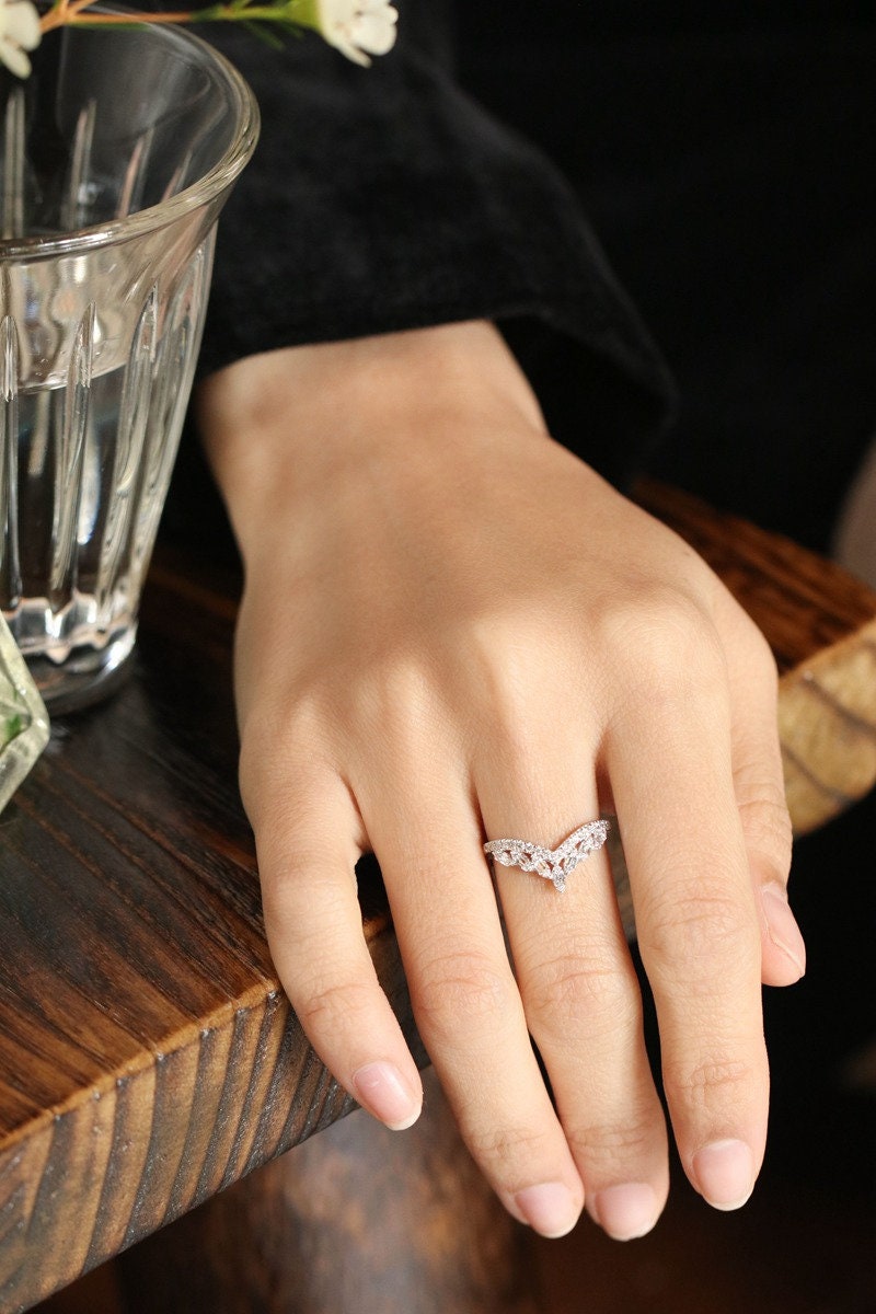 White Diamond Baguette Chevron Wedding Ring in 18K White Gold