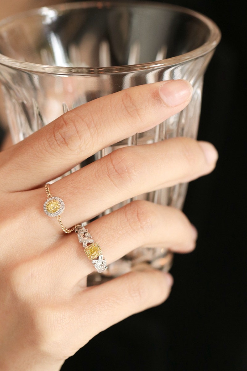 Fancy Yellow Diamonds Chain Ring in 18K Yellow Gold