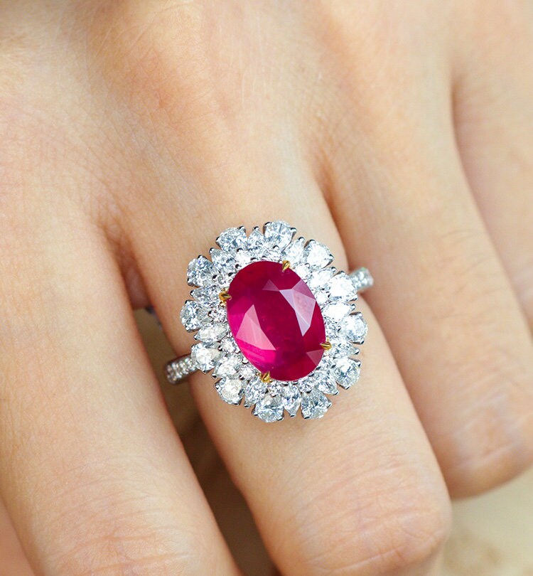 Stunning 3.2ct Pigeon Blood Ruby & Diamond Ring in 18K Gold