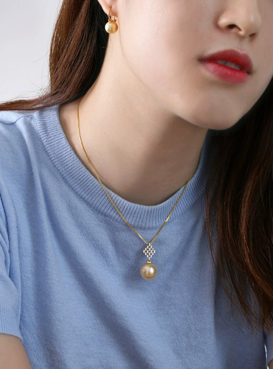 Golden South Sea Pearl Necklace with 18K Gold Clasp – Lavishly Designed
