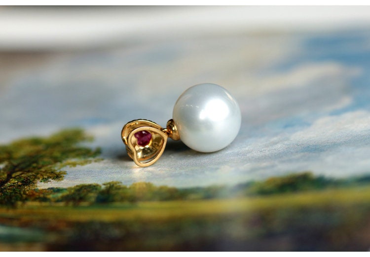 Ruby & 12mm South Sea Pearl Pendat in 18K Yellow Gold