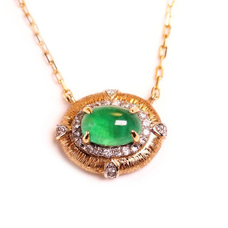 Cabochon Emerald Wire Brushed Necklace in 18K Yellow Gold
