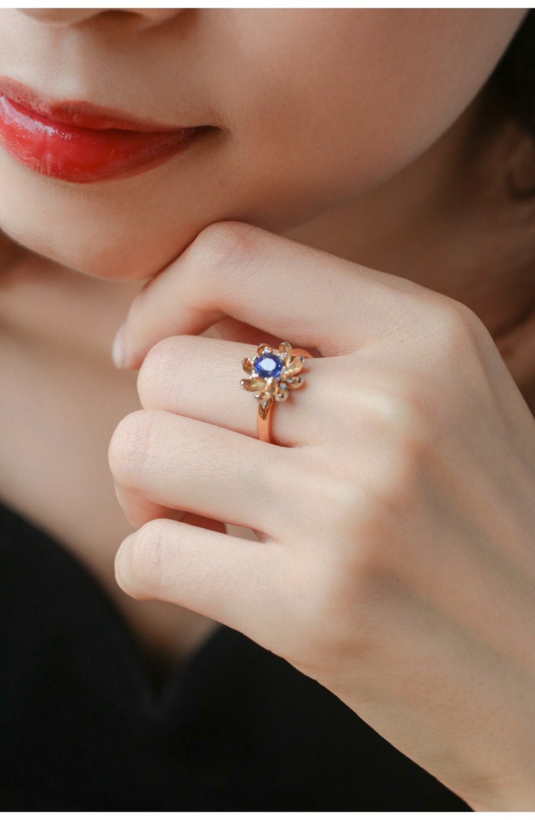 Engraved Flower Ring with Blue Sapphire - 18K Yellow Gold