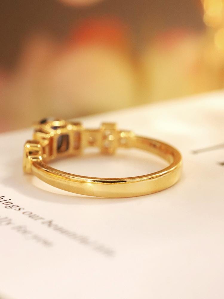Art Deco Royal Sapphire Ring in 18K Gold with Princess-Cut Diamonds