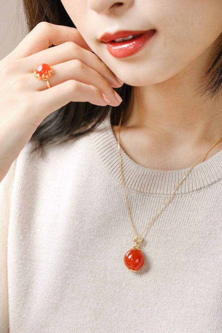 Stunning Southern Red Agate Cabochon Necklace - 18K Yellow Gold
