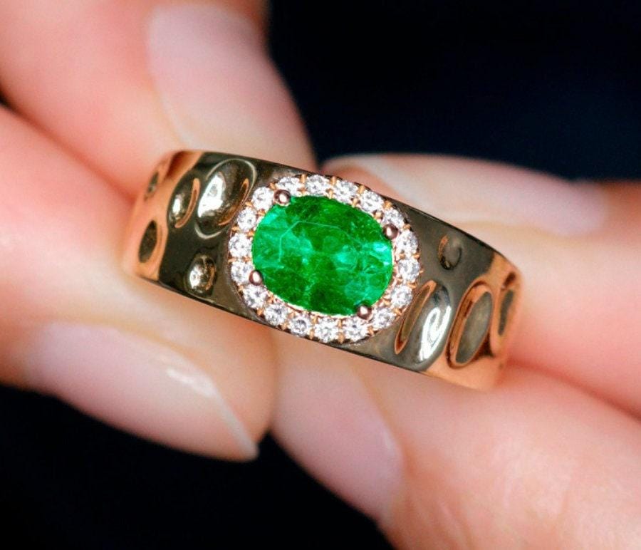 Emerald Hammered 18K Yellow Gold Ring with Diamond