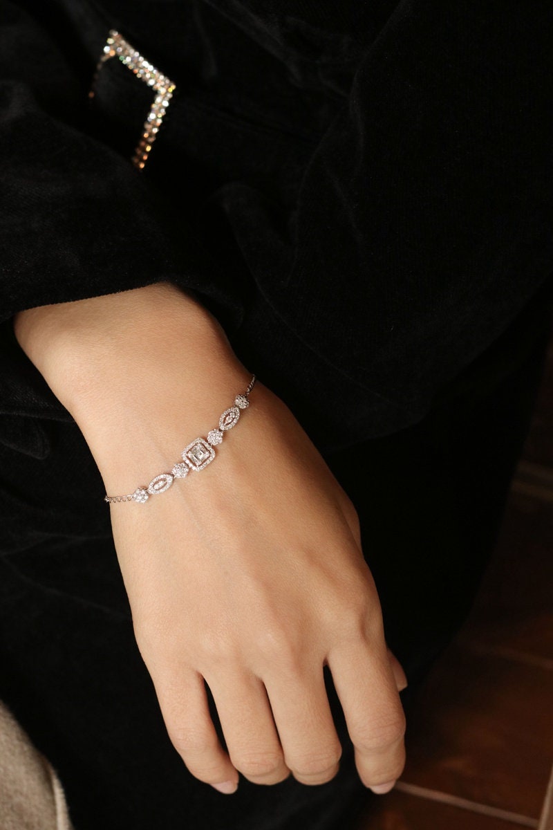 18K White Gold Baguette Cut White Diamond Bracelet – F Color, VS Clarity