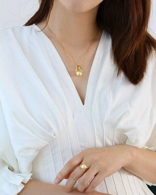 Conical Design Pendant with South Sea Golden Pearl – 18K Gold