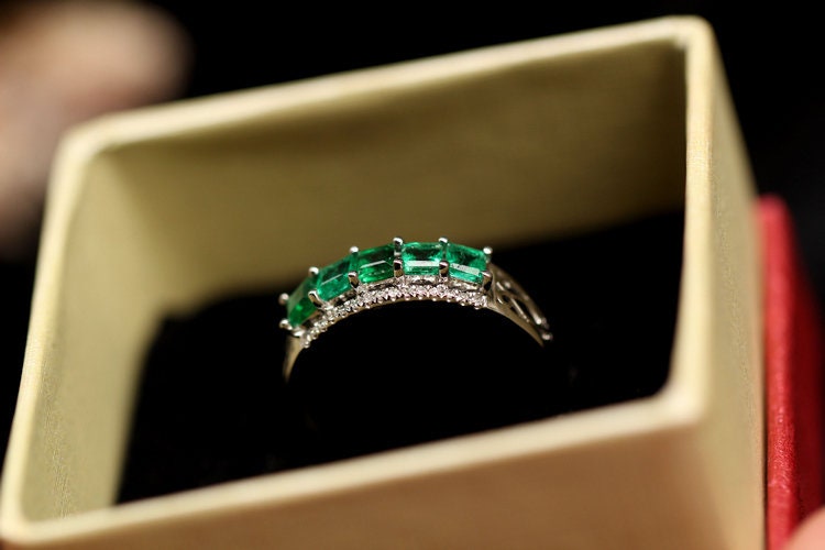 2.25ct Emerald Horizontal Stone Ring with Diamond in 18K White Gold