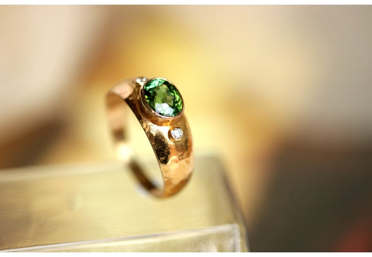 Green Tourmaline & Diamond Ring - 18K Yellow Gold Vintage Design