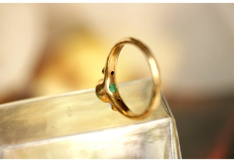 6x6mm Emerald Cabochon Cut Vintage Ring in 18K Yellow Gold