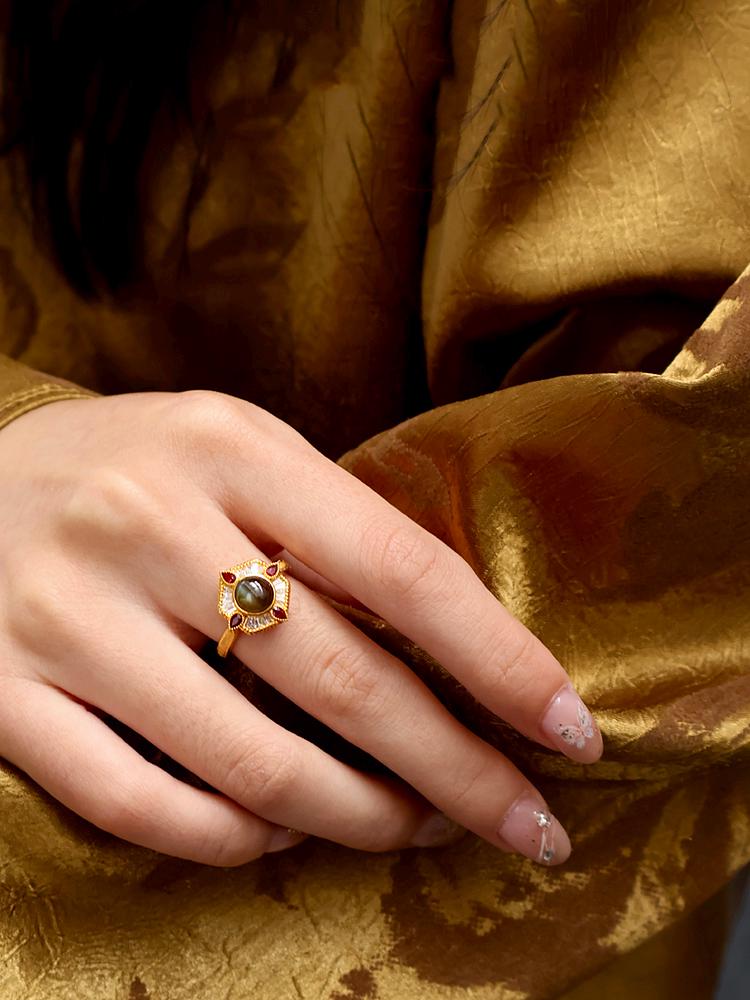 Chrysoberyl Cat's Eye Ring in 18K Gold with Art Deco Design