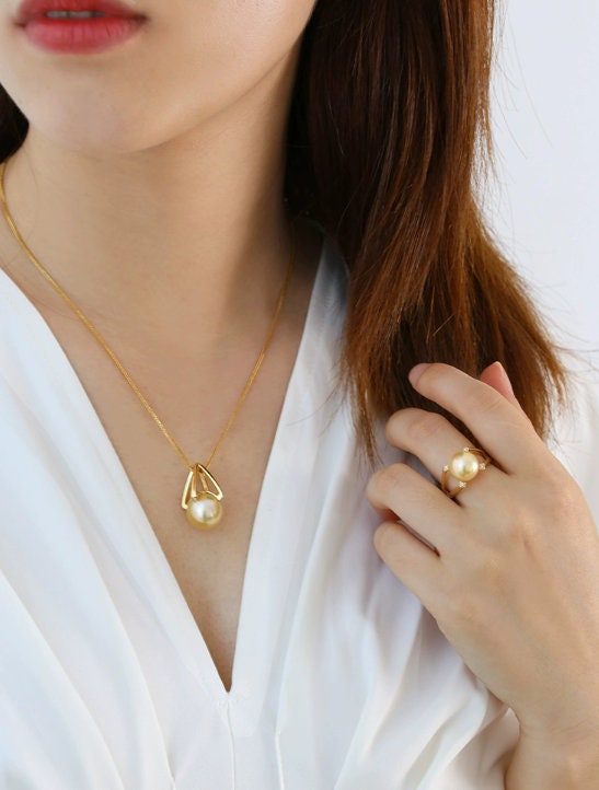 Conical Design Pendant with South Sea Golden Pearl – 18K Gold