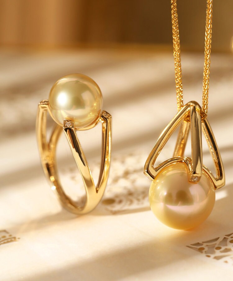Conical Design Pendant with South Sea Golden Pearl – 18K Gold