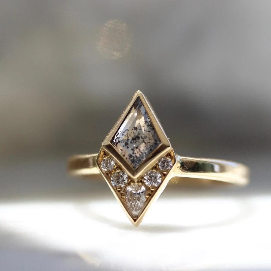 Brilinta Kite Rose Cut Salt & Pepper Diamond 18K Gold Wedding Ring