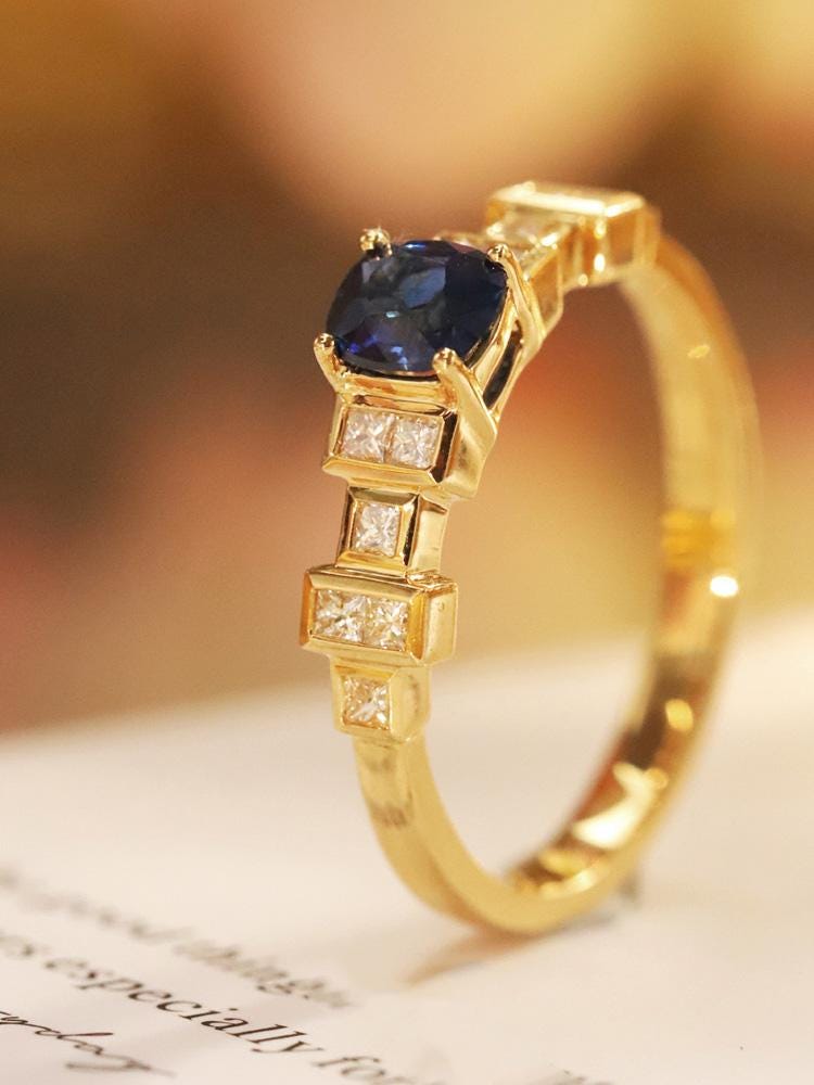 Art Deco Royal Sapphire Ring in 18K Gold with Princess-Cut Diamonds