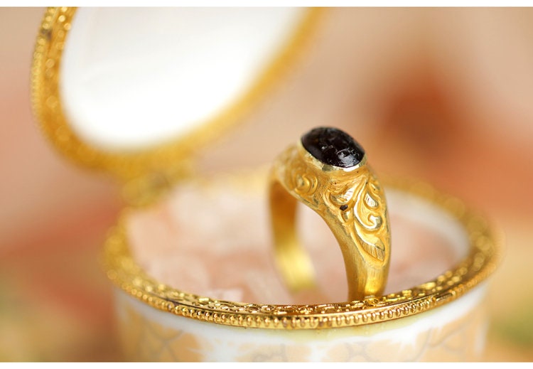 Black Garnet Engraved 22K Gold Vintage Ring - 22K Gold Vintage Vintage Jewelry