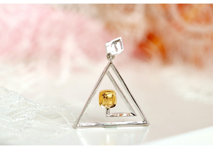 Fancy Yellow Diamonds Pyramid Necklace in 18K Yellow Gold