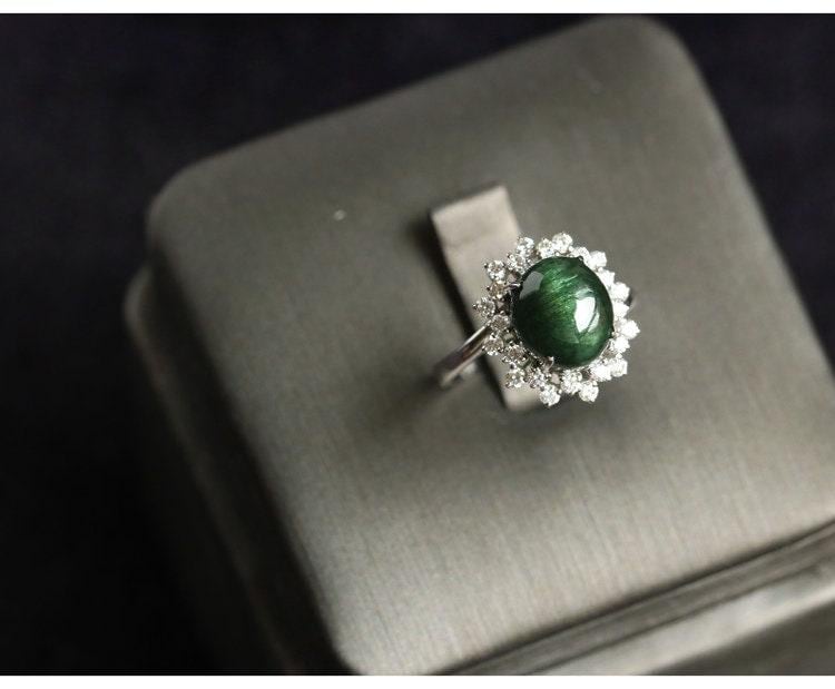 5.3ct Green Cat's Eye Gemstone Cabochon & Custer Diamond 18K Ring