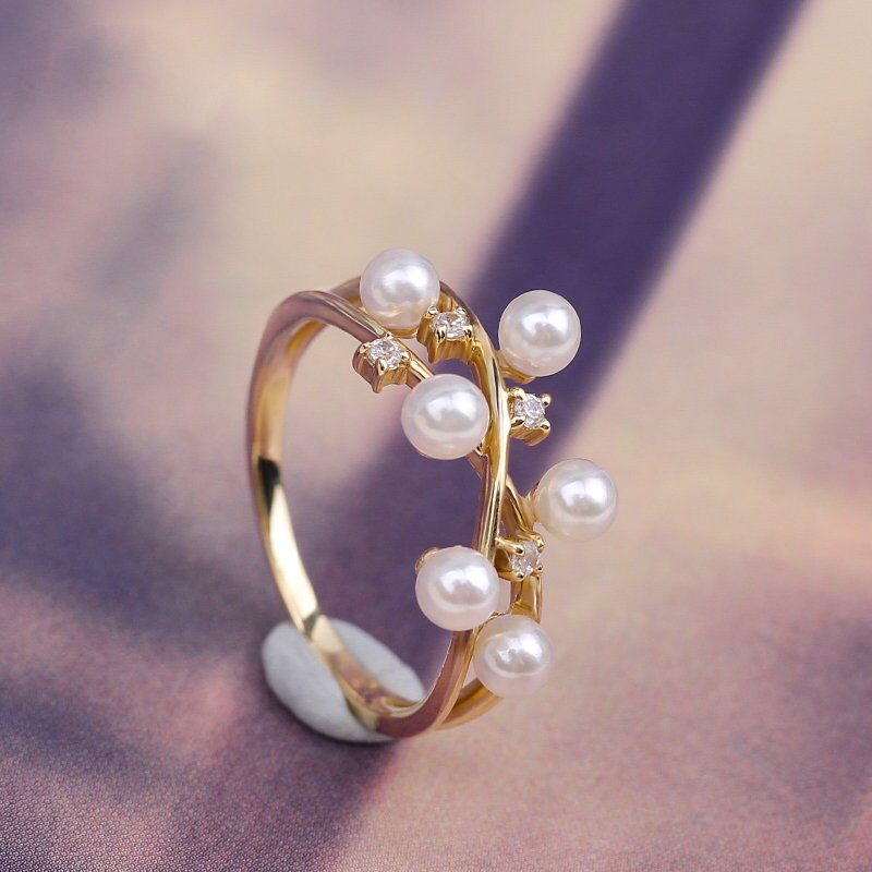 Six Akoya Pearl Cluster 18K Gold Ring with Diamond
