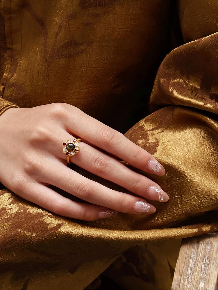 Chrysoberyl Cat's Eye Ring in 18K Gold with Art Deco Design