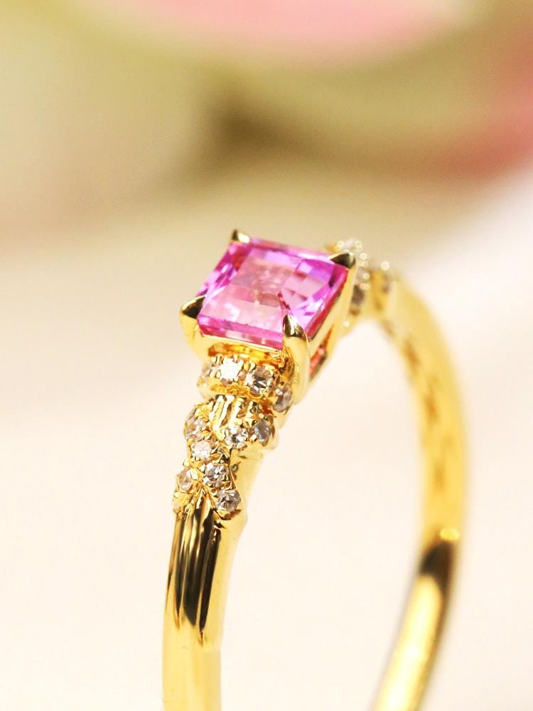 Princess-Cut Padparadscha Sapphire Ring - 18K Yellow Gold