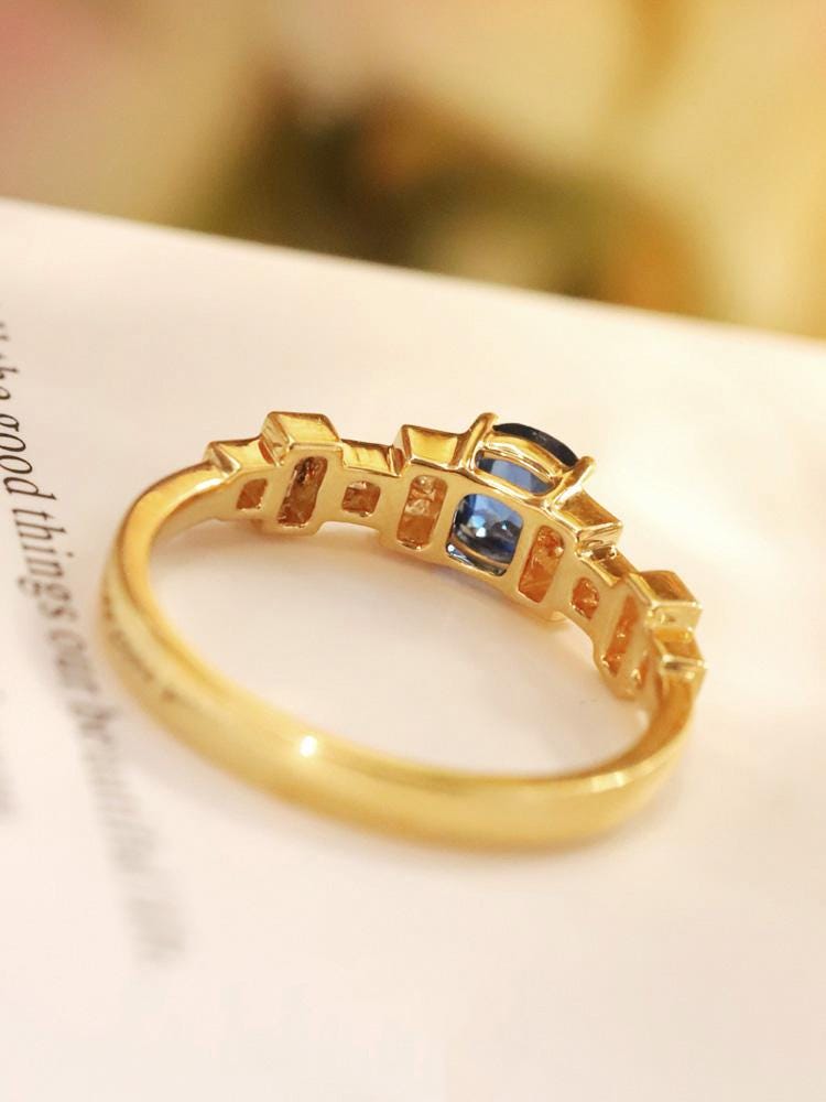 Art Deco Royal Sapphire Ring in 18K Gold with Princess-Cut Diamonds