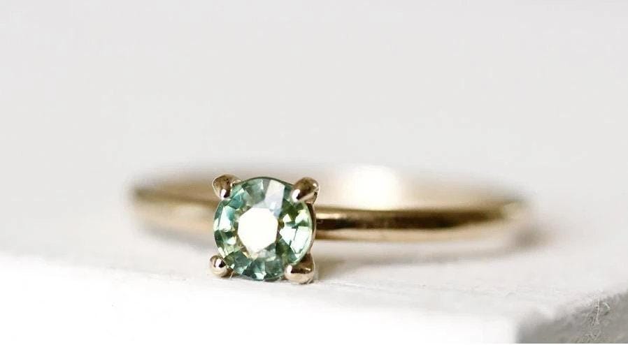 0.5ct Green Sapphire 18K Yellow Gold Ring