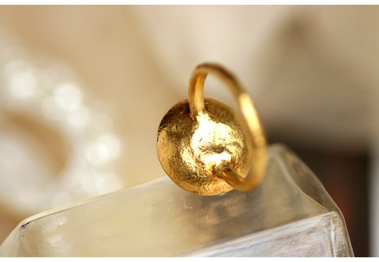 Vintage White Diamond Ring in 18K Yellow Gold with Egyptian Style