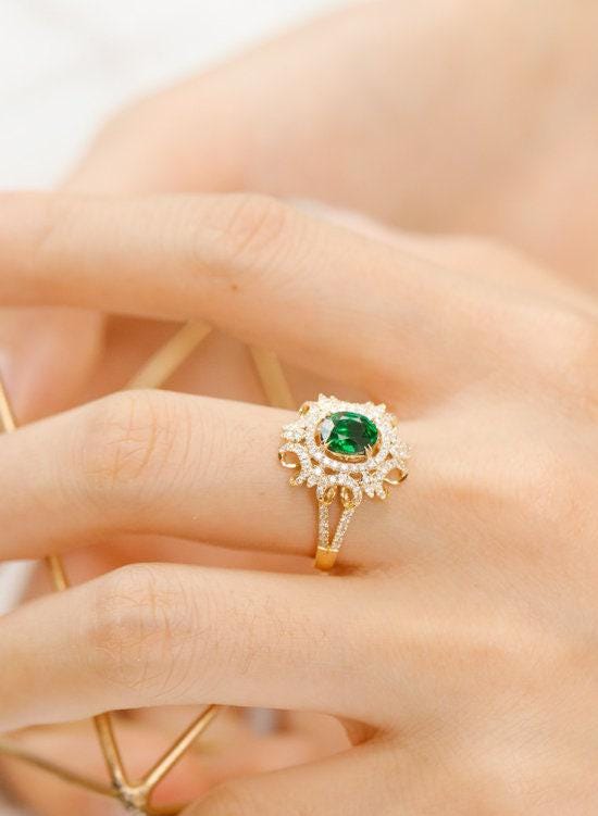 Tsavorite Oval Cut & Diamonds Ring in 18K Yellow Gold