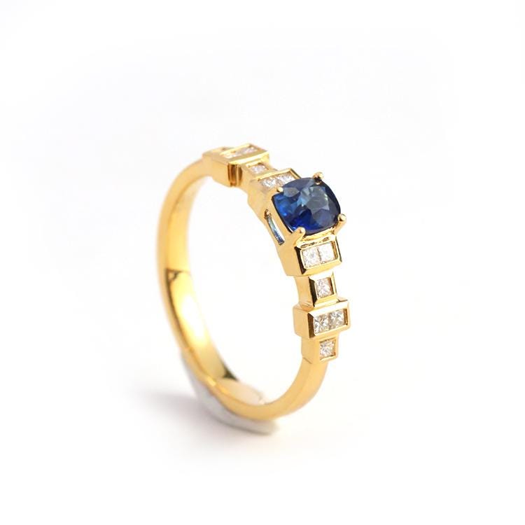 Art Deco Royal Sapphire Ring in 18K Gold with Princess-Cut Diamonds